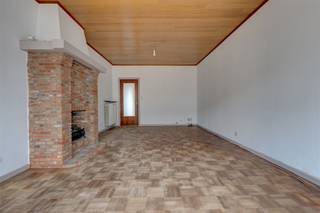 <p><span>Dit </span><span>leuk en verzorgd  2-slaapkamer</span><span> appartement met </span><span>terras en garagebox</span><span> is gelegen op een </span><span>ideale locatie</span><span> in het </span><span>centrum van Wilrijk</span><span>! De </span><span>ligging is super centraal</span><span> en binnen handbereik bevinden zich verschillende winkels, scholen en openbaar vervoer. De </span><span>bereikbaarheid</span><span> naar invalswegen is hier ook uitstekend.</span></p><p><span> </span></p><p><span>Het appartement is gelegen op de </span><span>2de verdieping</span><span> van een kleinschalig gebouw (zonder lift). Bij het betreden van het appartement komen we in de</span><span> inkomhal </span><span>die ons toegang geeft tot alle ruimtes waaronder het </span><span>apart toilet</span><span>. Vanuit de inkomhal krijgen we direct toegang tot de </span><span>lichtrijke living. </span><span>De </span><span>keuken is geïnstalleerd</span><span> en voorzien van een aansluiting voor wasmachine. Achteraan bevinden zich de </span><span>2 slaapkamers</span><span> waarvan 1 grote en 1 kleine. Er is een </span><span>terras</span><span> dewelke toegankelijk is vanuit de kleine slaapkamer. </span></p><p><span> </span></p><p><span>De </span><span>badkamer</span><span> is voorzien van een ligbad en een lavabo. Daarnaast is er een </span><span>extra berging</span><span> aanwezig, wat zorgt voor bijkomende opbergruimte.</span></p><p><span>Tot slot is er nog een </span><span>garagebox</span><span> inbegrepen in de huurprijs.</span></p><p><span> </span></p><p><span>Indeling:</span></p><p><span> </span></p><p><span>- Ruime en lichte woonkamer </span></p><p><span>- Geïnstalleerde keuken met aansluiting voor wasmachine</span></p><p><span>- Badkamer met ligbad en lavabo</span></p><p><span>- Apart toilet</span></p><p><span>- Slaapkamer 1</span></p><p><span>- Slaapkamer 2</span></p><p><span>- Terras (8m²)</span></p><p><span>- Berging</span></p><p><span>- Garagebox inbegrepen</span></p><p><span> </span></p><p><span>Bijzonderheden:</span></p><p><span> </span></p><p><span>- Onmiddellijk beschikbaar</span></p><p><span>- Forfait gemeenschappelijke kosten €25/ maand</span></p><p><span>- Alle nutsvoorzieningen op eigen meter</span></p><p><span>- Huurcontract van lange duur</span></p><p><span>- Onderhoud gemene delen op basis van een beurtrol</span></p><p><span> </span></p><p><span>Ben jij geïnteresseerd in dit appartement te huur in Wilrijk, ben je op zoek naar ander vastgoed of wens je de waarde van jouw eigendom te kennen? Dan ben je bij BOLT immo aan het juiste adres! Wij helpen jou graag verder.</span></p><p><span> </span></p>