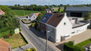 Energiezuinige halfopen bebouwing bestaande uit een inkomhal, gezellige leefruimte met eet- en zithoek en houtcassette, een ruime uitgeruste keuken met eetplaats, een eerste badkamer (ligbad, douche en lavabomeubel), een afzonderlijk toilet, een praktische was-/bergruimte, en een zonnige tuin met aangelegd terras, gemetste tuinberging van ca. 50 m² en drie overdekte autostaanplaatsen.<br /><br />Op de eerste verdieping bevinden zich drie slaapkamers, een berging, een tweede badkamer (douche, lavabo en toilet), en een vaste trap naar de tweede verdieping, waar een vierde slaapkamer is ingericht.<br /><br /><strong>Extra troeven:</strong>
<ul>
<li>Energiezuinig</li>
<li>Voorzien van zonnepanelen met groenestroomcertificaten ter waarde van 350 €/1000kwh</li>
<li>Zonneboiler</li>
<li>Airco's</li>
<li>Droge kelder</li>
<li>Afgesloten tuin met overdekte carports</li>
<li>Vlotte verbinding met in- en uitvalswegen</li>
<li>Rustige, landelijke ligging</li>
<li>Instapklaar!</li>
</ul>
<br />Deze woning is te koop ZONDER makelaar via het concept van Smart Houses! Wenst U verdere inlichtingen of bezoek? Contacteer rechtstreeks de eigenaar via <strong>0494/72.27.08</strong>