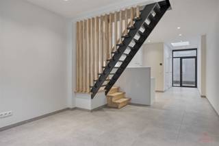 Maison rénovée à Ledeberg. Cette maison de trois chambres récemment rénovée et économe en énergie est située au centre de Ledeberg, à proximité...