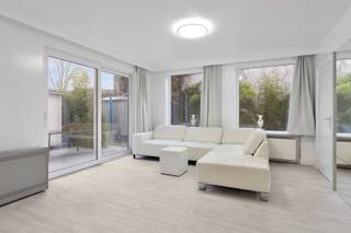 Nabij het centrum van Wevelgem vinden we dit instapklaar appartement....We komen binnen in de ruime private inkomhal. Vooraan vinden we een grote...