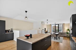 <p><span>Dit volledig gerenoveerde duplex appartement van maar liefst 171 m² en met zonnig zuid-terras vinden we vlakbij het centrum van Wilrijk. Vanuit deze locatie zijn dagelijkse winkels, openbaar vervoer en invalswegen vlot te bereiken. </span></p><p><span>Het gebouw met slechts 2 entiteiten werd in 2021 volledig gerenoveerd. Alle technieken zijn up-to-date wat resulteert in een EPC A-label en conforme elektriciteit. Er is veel aandacht besteed aan hedendaagse en kwalitatieve afwerkingsmaterialen.</span></p><p><span>Er zijn geen gemeenschappelijke kosten, enkel de brandverzekering van het gebouw wordt gedeeld.</span></p><p><span> </span></p><p><span>Indeling:</span></p><p><span> </span></p><p><span>We komen binnen in het appartement op de eerste verdieping waar zich een ruime nachthal en de drie slaapkamers bevinden.</span></p><p><span>De zeer ruime master bedroom (25 m²) heeft een ensuite badkamer met inloopdouche, lavabomeubel en toilet.</span></p><p><span>Achteraan zijn er nog twee slaapkamers (11,5 en 9,5 m²) en een tweede gasten-badkamer met douche en lavabomeubel. Het tweede toilet is apart.</span></p><p><span>Verder heeft deze verdieping nog een handige berging waar ook de aansluiting voor wasmachine en droogkast voorzien zijn.</span></p><p><span> </span></p><p><span>Via de open traphal bereiken we de royale leefruimte met open keuken op de bovenste verdieping.</span></p><p><span>De parketvloer loopt volledig door en dankzij de grote ramen geniet je hier van een zalige lichtinval. Achteraan vinden we het zuidgerichte terras waarop het zalig vertoeven is met een minimum aan inkijk.</span></p><p><span>De volledig ingerichte open keuken met werkeiland en extra toestellenwand voorziet in een vaatwasser, inductie-kookplaat, combi-oven en 2 koelkasten met diepvriezer!</span></p><p><span> </span></p><p><span>Kortom, dit instapklare en zeer ruime duplex-appartement heeft alle troeven in handen!</span></p><p><span> </span></p><p><span>Troeven:</span></p><p><span> </span></p><p><span>- Zeer centraal gelegen op wandelafstand van dagelijkse winkels en openbaar vervoer</span></p><p><span>- Klein gebouw zonder maandelijkse kosten</span></p><p><span>- Totaalrenovatie met uiterst gunstig EPC en conforme elektriciteit</span></p><p><span>- Royale en lichtrijke leefruimte op parket en zalig zonnig terras</span></p><p><span>- Luxueus ingerichte open keuken en 2 badkamers</span></p><p><span>- Airco, vliegenramen, videofonie, ventilatie C,...</span></p><p><span> </span></p><p><span>EPC: 100 kWh/m² - label A  °  Elektriciteit conform</span></p><p><span>P-score A - G-score A</span></p><p><span> </span></p><p><span>Voor een bezoek ter plaatse kan u ons contacteren op het nummer 03 449 42 41 of mail ons via <span>hallo@habicom.be</span></span></p><p><span>Benieuwd naar de waarde van jouw woning?  Check het gratis op <span>www.watismijnhuiswaard.be</span></span></p><p><span> </span></p><p><span> </span></p><p><span> </span></p>