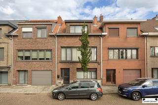 <p><span>Ruime woning met 4 slaapkamers in een gezellige wijk in Merksem!</span></p><p><span>In een leuke en rustige wijk in Merksem vindt u deze verrassend ruime woning, momenteel ingericht als </span><span>twee afzonderlijke woonruimtes</span><span>. Dankzij de indeling en de aanwezige ruimtes biedt dit pand enorm veel potentieel voor </span><span>grote gezinnen</span><span>, </span><span>meerdere generaties onder één dak</span><span> of voor wie </span><span>wonen en werken</span><span> wil combineren. </span></p><p><span>De woning is te renoveren, maar vormt een stevige basis om volledig naar eigen smaak te moderniseren. Achteraan beschikt u over een </span><span>oost-gerichte tuin</span><span>, ideaal om 's morgens van de zon te genieten.</span></p><p><span>Indeling:</span></p><ul><li><span>Gelijkvloers:</span><span> inkomhal met toegang tot de kelder, de eerste woonruimte met leefruimte, keuken, badkamer en 1 slaapkamer.</span></li><li><span>Eerste verdieping:</span><span> via de houten trap bereikt u de tweede woonruimte, met lichtrijke leefruimte, keuken, badkamer en 1 slaapkamer.</span></li><li><span>Tweede verdieping:</span><span> nog 2 bijkomende kamers en een handige bergruimte.</span></li></ul><p><span>Troeven:</span></p><ul><li><span>4 slaapkamers in totaal</span></li><li><span>2 leefruimtes, 2 keukens en 2 badkamers</span></li><li><span>Ideaal voor dubbele bewoning, grote gezinnen of vrije beroepen</span></li><li><span>Oost-gerichte tuin</span></li><li><span>Gelegen in een aangename en rustige wijk in Merksem</span></li></ul><p><span>Bent u op zoek naar een woning met veel ruimte, potentieel en de mogelijkheid om er uw eigen droomproject van te maken? Dan is dit pand zeker een bezoek waard!</span></p><p><span>Plan via deze weg uw bezichtiging in: miete@janssenenjanssen! </span></p>