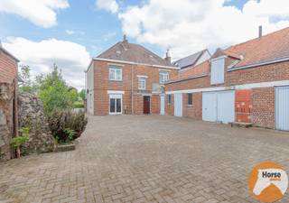 BURST - Deze te renoveren woning met bijgebouwen biedt u heel wat mogelijkheden. Alle voorzieningen zoals supermarkten, scholen, winkels, openbaar vervoer en het station zijn vlakbij. Daarnaast geniet deze woning een heel goede bereikbaarheid door de nabijheid van belangrijke invalswegen en de op- en afrit van de E40.<br /><br />Naar indeling toe bevindt zich op het gelijkvloers een ruime inkomhal, een bureau, een eetkamer, een woonkamer en een keuken. Op de eerste verdieping bevinden zich 3 ruime slaapkamers en een badkamer. De zolder, bereikbaar met een vaste trap, biedt nog veel mogelijkheden.<br /><br />De aangebouwde bijbouw biedt extra ruimte die uitstekend geschikt is voor uitbreiding of opslag.<br /><br />Extra troef is de mogelijkheid om achterliggende grond bij aan te kopen (25a).<br /><br />Mits de nodige verbouwingen is dit de ideale woonst voor eigen bewoning, werken, combinatie woon-en werk, zelfstandigen,... <br /><br />Kortom bent u opzoek naar een te renoveren woning op een uitstekende locatie met 3 slaapkamers en heel wat mogelijkheden? Aarzel dan niet en maak snel uw afspraak! Voor meer info of bezoek 053/60.65.60.