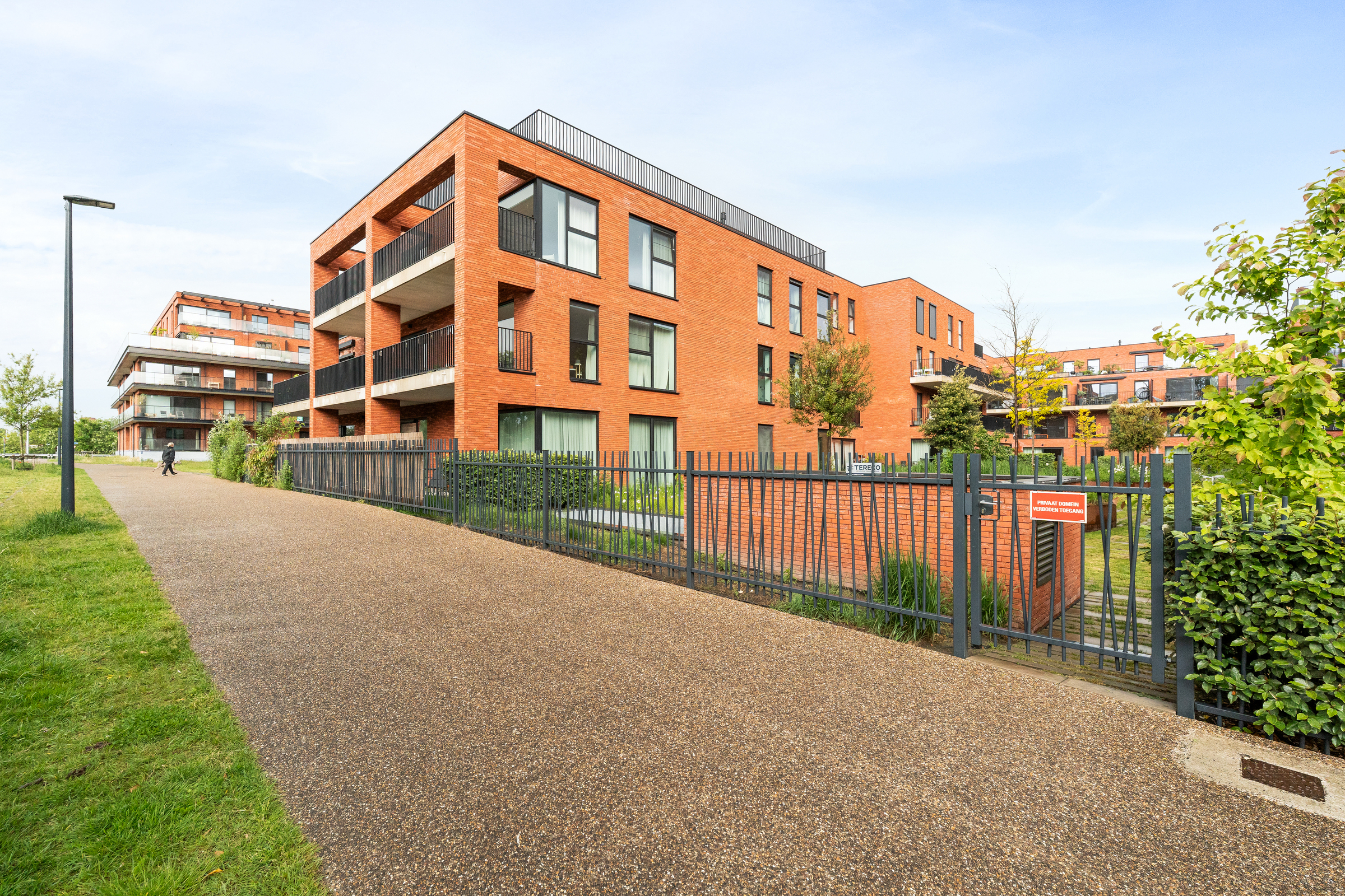 Appartement met eigen inkom, 3 kamers en 2 staanplaatsen - foto 4