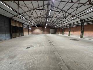 Bedrijfsgebouw te koop te Puurs-Sint-Amands, gelegen langs de Provincialeweg met mooie visibiliteit en goede verbinding via de A12 en de gewestweg N17 (verbinding Dendermonde - Willebroek). Het gebouw heeft een opslagruimte van +/- 1.500m² toegankelijk via meerdere gelijkvloerse sectionaalpoorten (vooraan, zijkant en achteraan het gebouw), alsook een showroom van +/-169m² en kantoor/conciërgewoning op verdiep van +/- 169m². De totale grondoppervlakte bedraagt 26.241m² en is gekend als industrieel gebouw gelegen in agrarisch gebied. Enkele gedeeltes van het gebouw zijn op heden verhuurd. <br /><br />Voor meer informatie, contacteer Structura.biz op het nummer 02 462 32 00!