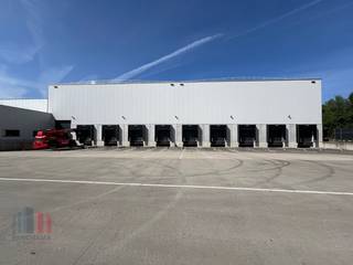 Uitstekend gelegen logistiek magazijn van 9.255 m² te huur naast de containerterminal van Willebroek en dichtbij de A12 waardoor zowel Brussel...