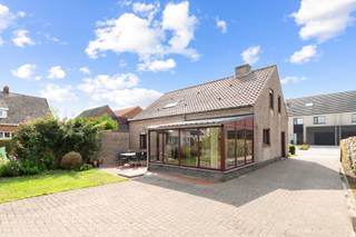 Ruime, rustig gelegen woning met garages en waarbij gelijkvloers wonen mogelijk is.Zeer goed onderhouden woning nabij het centrum van Kleit, in een...