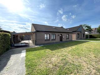 Bent u op zoek naar een VRIJSTAANDE WONING die u volledig naar eigen smaak kunt opfrissen? Dan is dit jouw ding!<br />Deze woning, op een perceel van 280 m², biedt een uitstekende basis. Ze beschikt over over een inkom met toilet, aangename leefruimte, een VERANDA die zorgt voor extra lichtinval, keuken, badkamer met douche, twee volwaardige slaapkamers en de mogelijkheid om een derde slaapkamer te creëren. ZONNIGE TUIN met terras, carport en GARAGE, met handige DUBBELE OPRIT.<br />GUNSTIGE LIGGING met vlotte verbinding naar Brugge en winkel in de nabijheid.<br />ALLEENSTAAND, met TUIN & GARAGE, op een rustige ligging, wat wil een mens nog meer ?<br />