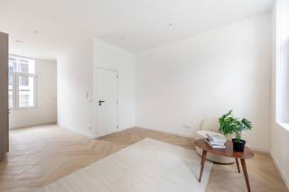 Op een fantastische en centrale locatie in Antwerpen, op het sfeervolle Falconplein, bevindt zich dit recent volledig gerenoveerde appartement in een kleinschalig gebouw. Dankzij de kleinschaligheid geniet je hier van een intieme sfeer en lage gemeenschappelijke kosten. Bij het betreden van het appartement valt onmiddellijk de overvloedige lichtinval op door de grote raampartijen, die bovendien een mooi groen zicht bieden op de bomen van het plein. De gehele woning is afgewerkt met een stijlvolle visgraatparketvloer die het interieur een warme en eigentijdse uitstraling geeft.<br /><br />De open keuken werd volledig vernieuwd. Deze is uitgerust met kwalitatieve inbouwtoestellen. Achteraan het appartement bevindt zich de stijlvol ingerichte badkamer, afgewerkt met een warme travertin-look wandbekleding. Hier vind je een ruime inloopdouche, een modern wit lavabomeubel met spiegel en een hangtoilet. Om het praktische comfort compleet te maken, is er in het appartement eveneens een handige plaats voorzien voor het aansluiten van een wasmachine.<br /><br />Ook op het vlak van energiezuinigheid en comfort is de woning helemaal klaar voor de toekomst. Het appartement is uitgerust met een efficiënte warmtepomp die de woning van verwarming voorziet, terwijl een geïnstalleerde airconditioning tijdens warme zomerdagen zorgt voor een aangename verkoeling.<br /><br />Wilt u dit instapklare appartement op een toplocatie in Antwerpen zelf ontdekken? Neem gerust contact op via 03 369 36 38 of mail naar info@goose.be.