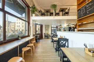 <p><span>ANTWERPEN - 't Zuid</span><span>: Over nieuw justitipaleis, instapklaar commercieel handelspand 85m² voor o.a. horeca</span></p><p><span> </span></p><p><span>BESCHRIJVING:</span></p><p><span> </span></p><p><span>Dit hoekpand is gelegen aan de Bolivarplaats, net tegenover het nieuw gerechtshof en geniet van een uitstekende visibiliteit.</span></p><p><span>Gelijkvloers bevindt zich een volledig vernieuwd restaurant met keuken. Vergunning voor groot terras werd verkregen.</span></p><p><span>Op de mezzanine zijn er extra zitplaatsen en bevinden zich de toiletten.</span></p><p><span> </span></p><p><span>BIJZONDERHEDEN:</span></p><p><span> </span></p><p><span>* HORECA mogelijk</span></p><p><span>* Onroerende voorheffing 110 €/maand</span></p><p><span>* Beschikbaar vanaf 15/05/2026</span></p><p><span>* Inboedel kan overgekocht worden</span></p><p><span>* Vrij van brouwer</span></p>