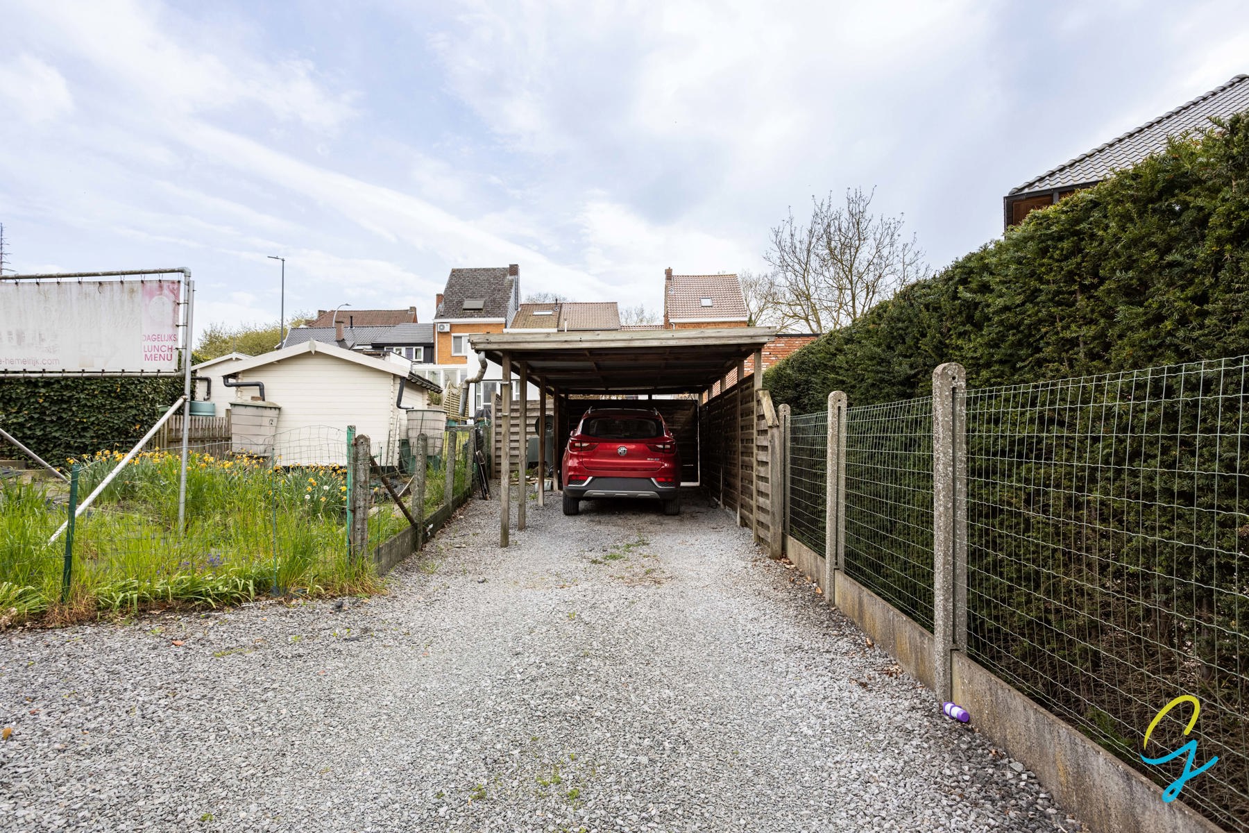 Instapklare woning met achtergelegen carport en parking. - foto 2