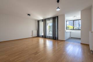 <p>This modern two-bedroom apartment in Brussels, located on Avenue du Héliport, offers an ideal combination of contemporary comfort, quality living and a central location.</p><p></p><p>The bright living area with large windows creates a pleasant atmosphere and connects to the fully equipped open kitchen. From the living room, you have access to a spacious terrace with an open view of Gaucheret Park, providing a green and peaceful setting in the city.</p><p></p><p>The apartment features two comfortable bedrooms, a bathroom with bathtub, a separate toilet and a practical storage room. It also includes a private cellar, ideal for extra storage space. A parking space must be purchased with the property.</p><p></p><p>EPC: 117 kWh/m²<br />Label D</p><p></p><p>This move-in-ready apartment with terrace and green views is an attractive opportunity in Brussels and is definitely worth a visit.</p>