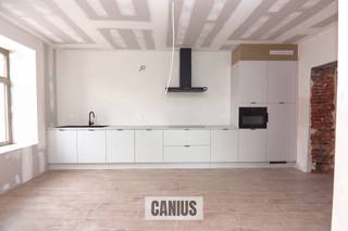 <p><span>WONEN IN DE PAREL VAN HASPENGOUW</span></p><p><span> </span></p><p><span>Wonen in een unieke setting waar heden & verleden elkaar ontmoeten!</span></p><p><span>Overhof is een uitzonderlijk woonproject in het landelijke Hoepertingen, een deelgemeente van de stad Tongeren-Borgloon. Dit kleinschalig project bestaat uit stijlvolle open bebouwingen, afgeschermd achter een geklasseerde vierkantshoeve. Dit alles midden in de natuur. De bakker, de slager, de dokter, de apotheker en winkels liggen allemaal in de nabije omgeving. Voor het meest kostbare goed dien je je woning niet te verlaten, rust!</span></p><p><span> </span></p><p><span>Start fase II</span></p><p><span>De eerste fase bestaande uit dertien stijlvolle open bebouwingen werd succesvol afgerond en is volledig uitverkocht. Momenteel is verkoop van fase II gestart, namelijk de hoeve zelf. Dit houdt de renovatie in van de oude beschermde hoeve die werd opgericht in 1850. Dit vertaalt zich in een uniek plaatje, waarbij de rijke geschiedenis & de authentieke details voelbaar aanwezig zullen zijn. Dit alles in combinatie met hedendaagse technieken. </span></p><p><span> </span></p><p><span>Woning 1 beschikt over 166m² woonoppervlakte en biedt een inkomhal, een apart toilet, een leefruimte met open keuken en een berging. Op de eerste verdieping ontdekken we de nachthal, 3 slaapkamers en een badkamer.</span></p><p><span> </span></p><p><span>Bijkomend beschikt deze woning over een zolder, een kelder, een private tuin met terras en 2 vaste parkeerplaatsen.</span></p><p><span> </span></p><p><span>KORT SAMENGEVAT</span><span>:</span></p><p><span>Vraagprijs: € 370.000,00</span></p><p><span>Verkoop onder registratierechten (2% of 12%)</span></p><p><span>Parkeerplaatsen inbegrepen in de prijs.</span></p><p><span> </span></p><p><span>Maak kennis met Hoeve Overhof</span></p><p><span>Wonen in een vierkantshoeve te midden van groen en omgeven door boomgaarden?</span></p><p><span>Contacteer de medewerkers van Canius op het nummer 011 74 12 36 of via e-mail <span>info@canius.be</span></span><span> om samen te ontdekken welke woning jouw toekomstige thuis wordt. </span></p><p><span> </span></p><p><span>*Deze gegevens zijn louter ter informatieve titel. De vermelde oppervlaktes zijn slechts een indicatie. Canius Real Estate kan niet verantwoordelijk gesteld worden voor de juistheid van de aan haar verstrekte gegevens. </span></p><p><span> </span></p><p><span> </span></p>