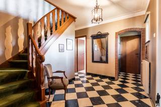 Uitzonderlijk gelegen, te renoveren bosvilla met o.a. 3 slaapkamers, riante en uitstekend georïenteerde woonkamer en private doch open bostuin...