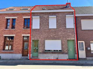 <p><span>Deze gezinswoning in Hamme biedt 149 m² bewoonbare oppervlakte op een perceel van 260 m².</span></p><p><span>De woning omvat een leefruimte, keuken, drie slaapkamers en een badkamer. Dankzij de praktische indeling vormt ze een uitstekende basis voor gezinnen of kopers die de woning naar eigen smaak willen moderniseren.</span></p><p><span>Verder beschikt het pand over een garage voor de wagen.</span></p><p><span>De tuin met terras biedt een aangename buitenruimte, terwijl de ruime werkplaats achteraan tal van mogelijkheden creëert voor hobby's, opslag of een atelier.</span></p><p><span>De woning beschikt over een EPC-label F en dient energetisch gerenoveerd te worden, wat kopers de mogelijkheid biedt om de woning volledig naar eigen smaak en hedendaagse comfortnormen te vernieuwen. </span></p><p><span> </span></p><p><span>Gelegen in Hamme, nabij winkels, scholen en andere voorzieningen, is dit een interessante opportuniteit voor wie op zoek is naar een woning met potentieel, ruime buitenruimte en diverse uitbreidings- of renovatiemogelijkheden.</span></p>