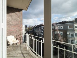 <strong>Stijlvol tweeslaapkamerappartement in de Sportstraat, met terras en warm mid-century karakter.</strong><br /><br /><em>Voor meer informatie, mail naar info@carloeggermont.be</em><br /><br />Het hoekappartement (EPC B met BVO 99 m²) op de derde verdieping geniet van een open stadsbeleving dankzij het brede zicht op twee samenlopende woonstraten. De vele ramen zorgen voor een aangename, warme lichtinval, de hele dag door.<br /><br />De residentie zelf, een kleinschalig en goed onderhouden gebouw met tien units, ademt het rustige, residentiële karakter van de Sportstraat.<br /><br />Binnen verbindt de centrale inkomhal met vestiaire alle ruimtes van de woning. Aan de straatzijde ligt de leefruimte met eetplaats, waar het materiaalgebruik, de natuursteen en het originele schouwelement met strakke lijnen zorgen voor een tijdloze ‘60s-uitstraling.<br /><br />De keuken, met wasplaats, ligt centraal en biedt via een groot raam zicht op de privatieve en groene omgeving. De twee slaapkamers zijn ruim en voorzien van grote raampartijen, met achteraan een terras. De gunstige oriëntatie maakt dit tot een aangename, stille plek. De badkamer is compact maar functioneel, uitgerust met douchebad, wastafel en geïntegreerde opbergruimte.<br /><br />Extra troef is de privatieve kelderbering als de mogelijkheid tot aankopen van een garagebox (40.000 euro)<br /><br /><strong>Het appartement, gelegen nabij Gent-Sint-Pietersstation en het stadscentrum, combineert hedendaags comfort (EPC-score B) met de authentieke charme van de jaren ’60: een evenwicht tussen vintage karakter en vernieuwde technieken.</strong>