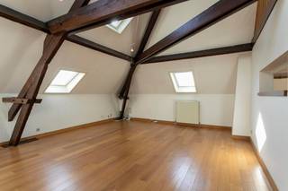 <p><strong>Prachtig instapklaar appartement in centrum Antwerpen op de hoek van de Wapper.<br /><br /></strong><span><strong>Indeling:</strong><br /></span><span><strong>Rustig gelegen</strong> appartement op de 4de verdieping van een prachtig gebouw. Je komt meteen in de ruime inkomhal binnen die toegang verleent tot de leefruimte en de keuken.<br />Aan de voorzijde, de <strong>prachtige en ruime leefruimte</strong> met daarnaast een <strong>volledig uitgeruste keuken</strong>. <strong></strong>Boven de keuken, een mezzanine die als 2de slaapkamer of als bureau kan dienen. <br /></span><span>Naast de leefruimte, het gastentoilet met handenwasser. Vervolgens, de slaapkamer met toegang tot de technische berging voorzien van een aansluiting voor een wasmachine/droogkast. Alsook de <strong>ensuite-badkamer</strong> voorzien van een wastafel en een ligbad.<br /><br /></span><span><strong>Bijzonderheden:</strong><br /></span><span>Maandelijkse kosten: 100,- EUR / maand <em>[Beheer; verbruik/onderhoud van de algemene delen (incl. lift), provisie water]</em>;<br /></span><span><strong>Gunstige EPC</strong> van 281 kWh/m²/jaar [UC: 20210111-0002345043-RES-3].<br /></span><span><br /></span><span><strong>Ligging:</strong></span><span><br />Te voet naar de Troon- of Marnixplaats, het Mechelseplein of in het weekend naar de vogelmarkt en de winkelstraten, het appartement is gelegen te <strong>midden van het bruisende Antwerpse stadsleven</strong>, dichtbij de Nationalestraat, met de ModeNatie en het Modemuseum. Eveneens op wandelafstand: openbaar vervoer en parkeergelegenheden.</span></p>