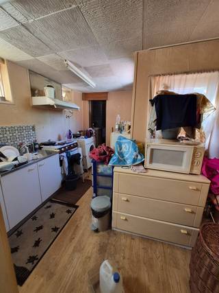 <u><strong>PLUSPUNTEN:</strong></u><br />+ Direct rendement als investering<br />+ Rustig gelegen in hartje Sint-Truiden<br /><br />Dit gaat om een totaalrenovatie van een zeer centraal gelegen woning met 2 slaapkamers en 1 badkamer. Met deze super charmante gevel en tuin kan je alle kanten uit! Voor wie houdt van de natuur, kunnen de Vesten fungeren als achtertuin. <br /><br />De woning is momenteel verhuurd wat maakt dat dit tevens een interessante investering is:<br />Basishuurprijs: € 250/m.;<br />Geïndexeerd: €366,59/m.<br /><br /><span>Via volgende link </span><span>https://www.vlaanderen.be/bouwen-wonen-en-energie/kopen-en-verkopen/een-huis-of-appartement-kopen/renovatieverplichting-voor-residentiele-gebouwen#q-5834439b-e709-4fcd-b487-415ea4d1aaa1</span><span> kan je terugvinden dat een onroerend goed dat voorkomt op de vastgestelde inventaris van bouwkundig erfgoed, vrijgesteld is van de renovatieverplichting voor residentiële gebouwen.</span><br /><br />Zeer geschikt als project voor wie graag de handen uit de mouwen steekt.<br /><br /><u><strong>CONTACT:</strong></u><br />Zie jij al het potentieel dat dit pand te bieden heeft? <br />Contacteer mij voor meer info of een vrijblijvende afspraak op 0475/47.44.50.<br /><br /><em>De vermelde oppervlaktes zijn slechts indicatief. Katrien Wouters - creating IMMOtions kan niet verantwoordelijk gesteld worden voor de juistheid van de aan haar verstrekte gegevens. </em>
