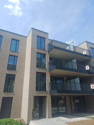 Energie-neutraal instap klaar nieuwbouwappartement in Neerpelt centrum kortbij school, trein, horeca, winkels, .... Het appartement bestaat uit een inkomhal, woonkamer, keuken, berging, 2 slaapkamers, badkamer (inloopdouche/wastafel), toilet apart. Terras. Autostaanplaats + berging in de kelder. Volledig opgeverfd. Vaste verlichting. Vloerverwarming. Geothermie (geen gas meer). Zonnepanelen 1200 watt. Bring-me systeem. Inbouwkasten. Screens. Fietsenstaanplaatsen 3 x. Gemeenschappelijke kosten zijn inclusief de huurprijs.. Voor meer info contacteer ons via info@vastgoedfransen.be.