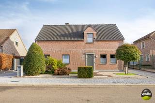 Op een ruim perceel gelegen op de Hoveweg 27 van 29a35ca biedt deze charmante open bebouwing tal van mogelijkheden.<br /><br />De woning bestaat uit twee aparte wooneenheden, perfect voor wie op zoek is naar ruimte, comfort én flexibiliteit.<br />Bovendien beschikt de woning over een prachtige tuin, ideaal voor wie houdt van rust en natuur.<br /><br /><strong>Woningindeling</strong><br />Op het <u>gelijkvloers </u>vindt u twee ruime slaapkamers en een badkamer, samen met een praktische keuken en gezellige woonkamer. Dankzij de indeling is het gelijkvloers geschikt voor mindervaliden, wat de toegankelijkheid van de woning aanzienlijk vergroot. De verwarming op dit niveau gebeurt via mazout.<br /><br />Op het <u>eerste verdiep </u>vindt u een volledig vernieuwde wooneenheid (2013), bestaande uit een keuken, leefruimte, slaapkamer en een badkamer. Dit maakt de woning ideaal voor een meergenerationele gezinssituatie, of voor wie op zoek is naar een afzonderlijk appartement om te verhuren of als gastenkamer. De verwarming boven is elektrisch.<br /><br /><strong>Extra's en Troeven</strong>
<ul>
<li>Perceelgrootte: 29a35ca, waarvan 23a21ca wei.</li>
<li>Losstaande garage voor één auto.</li>
<li>Twee vijvers in de tuin, georiënteerd naar het oosten, voor een serene en ontspannen sfeer.</li>
<li>Achteraan de tuin ligt een mooie wei van 23a21ca, met een voorkooprecht.</li>
<li>Rustige locatie met uitstekende verbindingen naar Bilzen en Hoeselt.</li>
<li>Een woning met veel mogelijkheden</li>
</ul>
<br />Of u nu op zoek bent naar een ruime gezinswoning, een meergenerationele woning of een investering met de mogelijkheid tot verhuur, deze woning biedt u onbeperkte mogelijkheden. De combinatie van de ruime indeling, de mooie tuin en de rustige locatie maakt deze woning tot een unieke kans in Bilzen-Hoeselt.