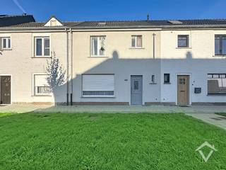 Deze licht op te frissen rijwoning is gunstig gelegen in Zedelgem, vlak bij tal van voorzieningen zoals scholen, openbaar vervoer, winkels en grootwarenhuizen. De woning bevindt zich in een rustige woonwijk, in een zijstraat van de hoofdweg.<br /><br />Indeling van de woning:<br />Via de inkomhal met gastentoilet komt u binnen in de lichtrijke woonkamer. Aansluitend bevindt zich de ruime keuken met eetplaats, bergruimte en toegang tot de kelder. Achter de keuken bevinden zich nog een praktische wasplaats en bijkomende bergruimte.<br />Op de eerste verdieping geeft de nachthal toegang tot drie slaapkamers en de recent vernieuwde badkamer.<br />Een grote troef is de zolderverdieping, bereikbaar via een vaste trap. Deze ruimte biedt heel wat mogelijkheden en kan bijvoorbeeld ingericht worden als vierde slaapkamer, bureau of hobbyruimte.<br /><br />Ook buiten beschikt de woning over een recent vernieuwd terras. Via de achterzijde is er een praktische uitweg, ideaal voor fietsen, afvalcontainers enz. Van hieruit bereikt u ook eenvoudig de nabijgelegen garage.<br /><br />Garage afzonderlijk aan te kopen voor € 28.000.<br /><br />Troeven? <br />- Rustige en gunstige ligging in Zedelgem<br />- 3 slaapkamers<br />- Mogelijkheid tot 4de slaapkamer op zolder<br />- Vaste trap naar de zolder<br />- Recent vernieuwde badkamer<br />- Recent vernieuwd buitenterras<br />- Praktische achteruitweg<br />- Mogelijkheid tot aankoop van een garage<br />- Woning met heel wat potentieel<br /><br />Op zoek naar een woning die u nog volledig naar eigen smaak kunt afwerken? Dan is deze eigendom zeker een bezoek waard.<br />Wenst u een bezoek ter plaatse? Neem gerust contact met ons op. Wij leiden u graag rond!
