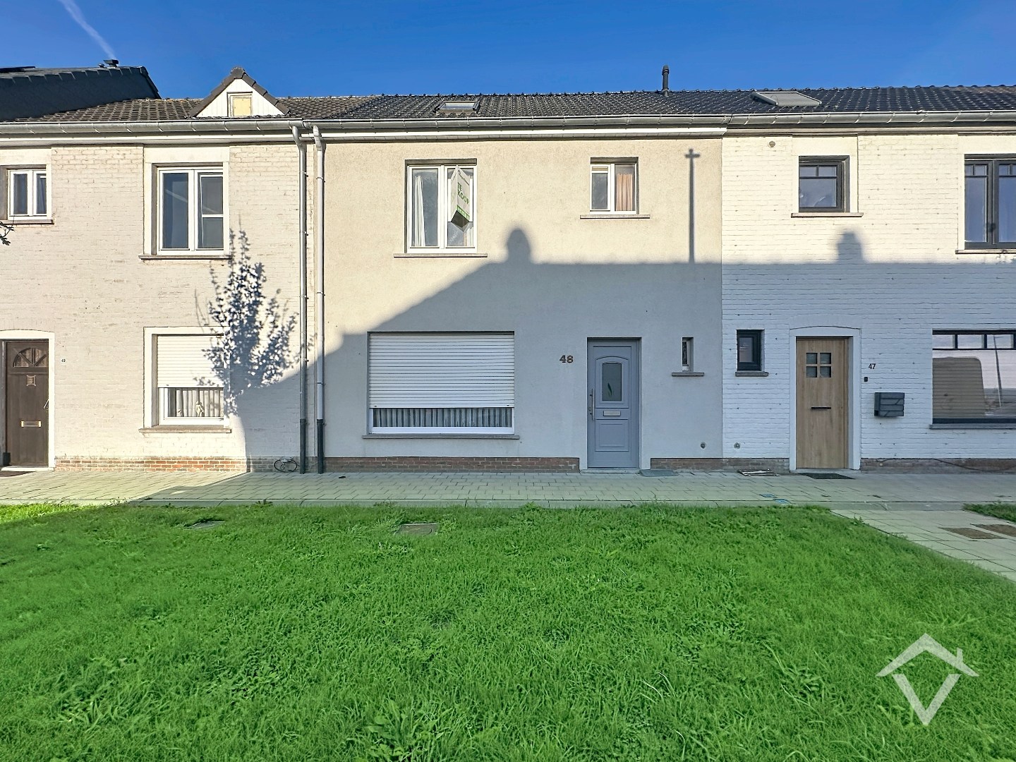 Licht op te frissen rijwoning met 3 slaapkamers, zolder en garage te Zedelgem - foto 1