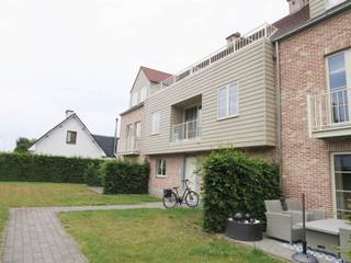 <p><span>On the outskirts of town located bright ground floor apartment with entrance hall, spacious living room, open fitted kitchen with appliances (ceramic hob, cooker hood, fridge with freezer compartment, combination oven), storage room, 2 bedrooms, bathroom with bathtub with shower screen and double washbasin in furniture, separate toilet, front terrace, communal bike shed. Individual garage box (€ 55), mandatory additional rent. EPC: 143.98 central heating on natural gas. Windows: aluminum double glazing.</span></p><p><span>€ 695 + € 55 ( fixed provision for general costs)</span></p><p><span> </span></p>