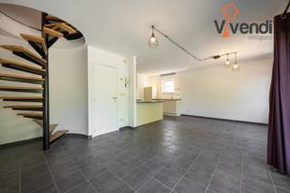 <div>
<p>Bent u op zoek naar een ruim en instapklaar appartement op een rustige locatie, vlak bij de jachthaven? Dan is dit verzorgde duplexappartement absoluut een bezoek waard.<br />Dit aangename appartement biedt maar liefst drie volwaardige slaapkamers, twee zonnige terrassen en een afgesloten garagebox. Dankzij de rustige ligging geniet u hier van een optimale woonkwaliteit, terwijl winkels, horeca en andere voorzieningen zich binnen handbereik bevinden.<br />Op de bovenverdieping bevinden zich drie ruime slaapkamers, allemaal bereikbaar via de nachthal. Daarnaast vindt u hier een apart toilet en een comfortabele badkamer, uitgerust met een ligbad met douchefunctie en een dubbele wastafel.<br />De eerste verdieping verwelkomt u met een inkomhal en een gastentoilet. Aansluitend bereikt u de royale leefruimte met open keuken. De grote raampartijen aan de achterzijde zorgen voor een overvloed aan natuurlijk licht en bieden tegelijk een aangenaam gevoel van privacy. De woonkamer strekt zich uit over de volledige breedte van het gebouw, wat resulteert in een bijzonder ruim en open woongevoel.<br />De open keuken sluit naadloos aan op een praktische berging en is voorzien van kwalitatieve toestellen van gerenommeerde merken, waardoor comfort en gebruiksgemak centraal staan.<br />Een extra pluspunt zijn de twee terrassen aan de achterzijde van het gebouw, één op elke verdieping. Hier kunt u op elk moment van de dag in alle rust genieten van het buitenleven.<br /><strong>Kortom, een ruim, lichtrijk en uitstekend ingedeeld duplexappartement op een toplocatie nabij de jachthaven, ideaal voor wie comfortabel en rustig wil wonen.</strong></p>
</div>