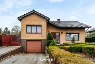 Voor meer info en foto’s, surf naar www.swevers.be – In een rustige omgeving in Peer bevindt zich deze open bebouwing uit 1975 op een...