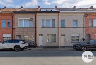 AALST - Instapklare, energiezuinige woning op centrale ligging!<br /><strong>EERSTE BEZOEKDAG VRIJDAG 11/09 VANAF 15U (enkel op afspraak!)</strong><br /><br />Bent u op zoek naar een instapklare woning met een centrale ligging, verrassend veel ruimte en een gunstige energiescore? Dan is deze woning in Aalst zeker een bezoek waard!<br /><br />Bij het binnenkomen wordt u verwelkomd in de inkomhal die rechtstreeks toegang biedt tot de woonkamer. De woonkamer vormt het hart van de woning en biedt een vlotte verbinding met de rest van de leefruimtes.<br /><br />Op het gelijkvloers vinden we verder een vernieuwde keuken, die toegang biedt tot het terras. Daarnaast beschikt de woning over een praktische douchekamer, die tevens ingericht is als wasplaats en voorzien is van een toilet.<br />Via de trap vanuit de woonkamer bereikt u de eerste verdieping. Hier bevindt zich een ruime slaapkamer en een bijzonder ruime badkamer, uitgerust met een bad, wastafel en toilet.<br />Ook de tweede verdieping biedt heel wat mogelijkheden. Hier vinden we nog twee slaapkamers, die uiteraard ook perfect kunnen worden ingericht als bureauruimte, dressing of hobbykamer.<br /><br />Buiten kunt u volop genieten van de voorjaarszon op het aangename terras. De terrasoverkapping met ingebouwde verlichting zorgt bovendien voor een gezellige buitenruimte waar u ook op andere momenten van het jaar heerlijk kunt vertoeven. Een praktische tuinberging biedt extra opbergruimte.<br /><br />Ook op energetisch vlak scoort deze woning bijzonder goed. De woning beschikt over een gunstig EPC-label B, een conforme elektrische keuring en maar liefst 14 zonnepanelen. Een mooie troef voor wie comfortabel en energiezuinig wil wonen.<br /><br />Kortom, een instapklare en veelzijdige woning met een centrale ligging in Aalst en uitstekende energetische troeven. <br />Bent u benieuwd naar deze woning? Neem dan vandaag nog contact met ons op 053/60.65.60. en ontdek zelf de ruimte, het comfort en de mogelijkheden die deze woning te bieden heeft!