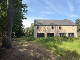 Energiezuinige, instapklare nieuwbouwwoning op 1.120 m² grond op aangename ligging in Schoten. <br /><br /><u><strong>Indeling van de woning:</strong></u><br /><u>Gelijkvloers: +/- 73.5 m².</u><br />Inkomhal met afzonderlijk toilet en trap naar de bovenliggende verdiepingen.<br />Grote berging.<br />Living met grote ramen uitgevend op de tuin<br />Open keuken<br />Tuin. <br /><u>Eerste verdieping: +/- 73.5 m².</u><br />Nachthal met vaste trap naar de zolder.<br />Slaapkamer 1 met mogelijkheid tot dressing.<br />Slaapkamer 2.<br />Slaapkamer 3.<br />Badkamer 1 met wastafel met meubel en ligbad.<br />Badkamer 2 met wastafel met meubel en inloopdouche (ensuite aan de masterbedroom).<br />Afzonderlijk toilet.<br /><u>Tweede verdieping: +/- 40 m². </u><br />Deze verdieping kan ingericht worden als extra slaapkamer, bureel of multifunctionele ruimte.<br /><br />De woning wordt verkocht deels onder registratie en deels onder BTW. Grondwaarde onder 12% registratie en bouwwaarde onder 21% BTW.<br />Plan beschikbaar op aanvraag.<br /> 