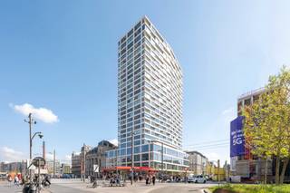 Wonen in het centrum van de Stad, aan het vernieuwde operaplein, op de kroon van de Meir en luttele fietsminuten van het Zuid en het Eilandje.<br />Metropool Antwerpen tussen mode en diamant, tussen "de Leien en de Kaaien", waar oud en nieuw samen komen, het hart van de stad is uw achtertuin. Duurzaamheid en kwaliteit vormen de bouwstenen van de Antwerp Tower.<br /><br />Zodra je dit appartement betreedt, word je omringd door een open en verfijnde sfeer. Grote ramen laten overvloedig daglicht binnen en creëren een mooie verbinding met het stadsleven buiten. De twee slaapkamers zijn stijlvol ingericht en vormen een aangename plek om tot rust te komen. De badkamer is modern en praktisch uitgerust.<br /><br />De ligging is een absolute troef: je woont in het hart van de stad, met winkels, cultuur, restaurants en vlotte verbindingen op wandelafstand.<br /><br />Een ondergrondse autostaanplaats is te koop aan 45.000 euro.