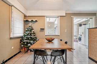 Op korte afstand van centrum, treinstation enz. bevindt zich deze leuke wijkwoning. De woning beschikt op de gelijkvloerse verdieping over een...