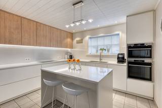 On a land area of 878m², we find this renovated 4-bedroom house for sale. This spacious family home is located near the charming village center...