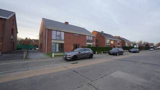 Bij het binnenkomen van dit gelijkvloers appartement bevindt u zich in de inkomhal, van waaruit u toegang heeft tot de ruime, lichtrijke...