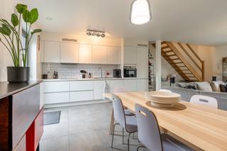 Instapklare woning gelegen in een rustige eenrichtingsstraat in het hartje van Heusden. Op wandelafstand van de bakker, slager, winkel, scholen, ... De indeling van de woning is de volgende: inkomhal met vestiaire, toilet, berg/wasplaats. Verder is er een ruime woonkamer en open leefkeuken (toestellen: kookplaat, dampkap, vaatwasser, microgolfoven, koelkast met vriesvak). Deze geeft toegang tot de zonnige tuin! Op de eerste verdieping zijn er drie ruime slaapkamer, apart toilet, en een badkamer met ligbad, aparte douche en dubbele lavabo. Ook is er nog een grote bergzolder. De woning is verder voorzien van vloerverwarming op het gelijkvloers, ventilatiesysteem in geheel de woning, en aansluiting regenwater voor toilet en wasmachine. Mogelijkheid tot het bijkopen van een autostaanplaats aan 20.000 euro. Aandeel kosten basisakte voor de koper. Vrij op 01/08/26