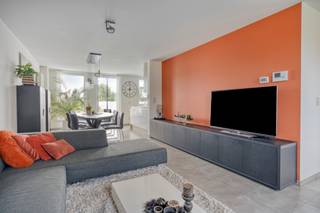 <p><strong>Laakdal: ruim appartement met 3 slaapkamers, 2 terrassen en autostaanplaats</strong></p>
<p>Dit instapklare duplexappartement is rustig en gunstig gelegen in Vorst, deelgemeente van Laakdal. U geniet hier van een <strong>vrij en groen uitzicht over de tuin van de historische, beschermde pastorie van Groot-Vorst</strong>. Het centrum, openbaar vervoer en belangrijke verbindingswegen zijn vlot bereikbaar. De autostrade ligt op enkele minuten rijden en het treinstation op ca. 15 minuten.</p>
<p>Het appartement bevindt zich in een verzorgd gebouw uit 2014 en beschikt over <strong>134 m² woonoppervlakte</strong>. Het <strong>EPC-label A (93kWh/(m²jaar)</strong>, de twee ruime terrassen, en privatieve autostaanplaats zorgen voor extra comfort.</p>
<p><strong>Indeling:</strong></p>
<ul><li><strong>Tweede verdieping:</strong> inkomhal, gastentoilet, lichtrijke leefruimte met open keuken, wasplaats/berging en twee ruime terrassen.</li><li><strong>Derde verdieping:</strong> nachthal, drie slaapkamers en badkamer met ligbad.</li><li><strong>Zolder:</strong> opbergruimte.</li><li><strong>Buiten:</strong> autostaanplaats.</li></ul>
<p><strong>Troeven:</strong></p>
<ul><li>Twee ruime terrassen met groen uitzicht</li><li>EPC-label A &amp; elektriciteit conform</li><li>Lift &amp; privatieve autostaanplaats</li></ul>
<p><strong>Ontdek het comfort en de rustige ligging van dit instapklare appartement en plan vandaag nog uw bezoek!</strong></p>