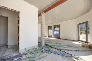 Commercieel gelijkvloers op absolute toplocatie.<br /><br />Het gelijkvloers is gelegen in een nieuw gebouw op wandelafstand van winkels, openbaar vervoer, restaurants,...<br /><br />De ruimte geniet een oppervlakte van +/- 60 m² en is in casco staat. Algemene onkosten: € 50 per maand.