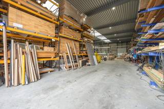 Unieke bedrijfssite op volledig perceel – magazijnen, showroom, kantoren en casco woonst Op het bedrijventerrein Mariëndal wordt deze...