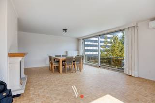 Dit gerenoveerde appartement in het centrum van Izegem combineert een royale bewoonbare oppervlakte van 140 m² met een uitstekende bereikbaarheid. Dankzij de gunstige ligging (Mobiscore 8,6) bevinden winkels, scholen en horeca zich op wandelafstand. Met een energiezuinig EPC-label B kiest u bovendien voor een toekomstbestendige woning.<br />Het appartement is geschikt voor eigen bewoning, maar vormt door zijn instapklare staat en centrale ligging ook een uiterst aantrekkelijke opbrengsteigendom voor investeerders. Beschikbaar bij notariële akte.<br /><strong>Indeling</strong>
<ul>
<li><span><strong>Inkom:</strong> Ruime inkomhal met apart gastentoilet.</span></li>
<li><span><strong>Woon- en kookruimte:</strong> Lichtrijke leefruimte en een volledig ingerichte keuken, die beiden direct toegang bieden tot het terras met een mooi, open zicht.</span></li>
<li><span><strong>Verder:</strong> 2 volwaardige, ruime slaapkamers, een moderne badkamer met inloopdouche en een praktische, aparte wasplaats/berging.</span></li>
<li><span><strong>Extra:</strong> Private kelderberging en een vlot toegankelijke ondergrondse staanplaats.</span></li>
</ul>
<strong>De grootste troeven op een rij</strong>
<ul>
<li><span>Maar liefst <strong>140 m² bewoonbare oppervlakte</strong>.</span></li>
<li><span><strong>Instapklaar & Energiezuinig:</strong> Grondig vernieuwd en voorzien van een gunstig EPC-label B.</span></li>
<li><span><strong>Toplocatie:</strong> In het hart van Izegem (Mobiscore 8,6) met alle voorzieningen vlakbij.</span></li>
<li><span><strong>Zorgeloos parkeren:</strong> Inclusief ondergrondse autostaanplaats en extra kelderberging.</span></li>
</ul>