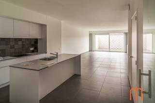Bent u op zoek naar een ruim en modern appartement te huur in Bredene? Dit prachtig gelijkvloers appartement, gelegen aan de Spuikom, biedt een...