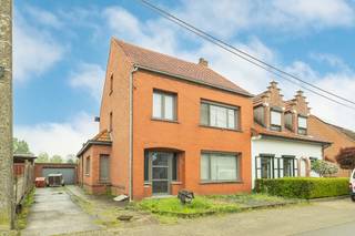 Te renoveren woning 3 slpk en ruime tuin gelegen in een groene en landelijke omgeving van Lichtaart. EPC 520 kWh/m² Elektriciteit =...
