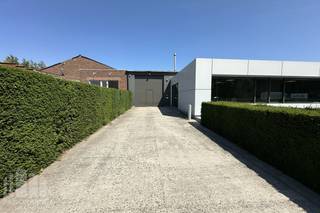 Gunstig gelegen <strong>bedrijfsgebouw</strong> te huur met een totale oppervlakte <strong>van 1.310 m²</strong> op een<strong> terrein van 2.670 m²</strong>, bestaande uit 310 m² instapklare kantoorruimte en 1.000 m² magazijn. Het pand geniet van een <strong>uitstekende bereikbaarheid</strong> dankzij de onmiddellijke <strong>nabijheid van de R8</strong>, met een vlotte aansluiting op de E17 en A19.<br /><br />De <strong>kantoorruimte</strong> is volledig afgewerkt en omvat een open landschapskantoor, diverse individuele kantoren, vergaderruimtes, een kitchenette en archiefruimte. Verder is het kantoor uitgerust met tegelvloeren, airconditioning en verwarming, waardoor het onmiddellijk in gebruik kan worden genomen.<br /><br />Het <strong>magazijn</strong> beschikt over een duurzame polybetonvloer en een vrije hoogte variërend van 4,8 m tot 7,2 m. De logistieke toegankelijkheid is optimaal dankzij een sectionale poort aan de voorzijde (4 m B x 4,30 m H) en een sectionale poort aan de achterzijde (4,50 m B x 4,50 m H). Daarnaast zijn er een mezzanine van ca. 145 m², een overdekte luifel van ca. 150 m², een industriële poort en ruime mogelijkheden voor buitenstockage aanwezig. Het terrein is bovendien uitgerust met laadpalen.<br /><br />Een kwalitatief en multifunctioneel bedrijfsgebouw dat zich perfect leent voor opslag, ambachtelijke bedrijvigheid en lichte productie in combinatie met verzorgde kantoren. Beschikbaar vanaf 2027.<br /><br />Contacteer <strong>PANORAMA B2B</strong> voor bijkomende (technische) inlichtingen, plannen of een vrijblijvend plaatsbezoek <strong>056 222 256</strong>.