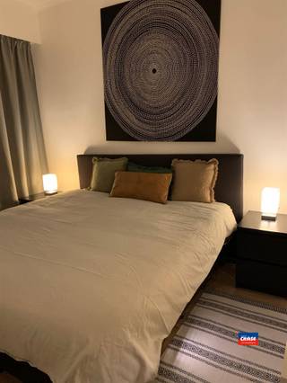 <h3><span>ANTWERPEN | INSTAPKLAAR APPARTEMENT MET 1 SLAAPKAMER EN RUIME PRIVATE TUIN</span></h3><p><span>Op zoek naar een instapklaar appartement met een uitzonderlijk ruime buitenruimte? Dit gelijkvloerse 1-slaapkamerappartement combineert een aangename woonindeling met een ruime private tuin van ca. 95 m² en bevindt zich in een kleinschalig en verzorgd gebouw bestaande uit slechts drie appartementen.</span></p><p><span>Indeling als volgt:</span></p><p><span>○ Inkomhal die toegang biedt tot de verschillende ruimtes<br />○ Ruime en lichtrijke woonkamer met plaats voor een gezellige zit- en eethoek<br />○ Geïnstalleerde keuken met rechtstreekse toegang tot het terras en de private tuin<br />○ Badkamer voorzien van douche, lavabomeubel en toilet<br />○ Ruime slaapkamer aan de rustige achterzijde met zicht op de tuin</span></p><p><span>Extra troeven:</span><span><br /><br />○ Ruime noordwest-georiënteerde private tuin van ca. 95 m²<br />○ Twee ruime kelderbergingen met mogelijkheid tot aansluiting van een wasmachine<br />○ Kleinschalig gebouw met slechts 3 appartementen<br />○ Individuele verwarming op gas via hoogrendementsketel<br />○ Elektriciteit conform<br />○ Dak geïsoleerd conform de norm 2020<br />○ Lage gemeenschappelijke kosten<br />○ EPC-label D</span></p><p><span>Ligging:</span></p><p><span>Het appartement geniet van een gunstige ligging in een rustige woonomgeving in Antwerpen (2020). Dankzij de nabijheid van de A12 en belangrijke verbindingswegen zijn zowel het centrum van Antwerpen als de omliggende gemeenten vlot bereikbaar. Ook met het openbaar vervoer is de locatie goed ontsloten, met verschillende bus- en tramverbindingen op wandelafstand. Winkels, scholen en andere dagelijkse voorzieningen bevinden zich in de nabije omgeving, terwijl ook groene zones en recreatiemogelijkheden vlot bereikbaar zijn.</span></p><p><span>Een ideaal appartement voor wie comfortabel wil wonen en wil genieten van een uitzonderlijk ruime private tuin.<br /><br />Interesse? Contacteer ons vandaag nog en plan uw bezoek!</span></p>