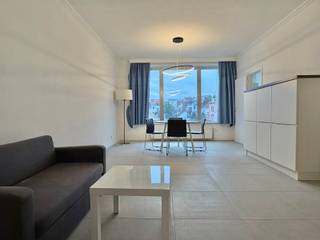 <p>Dit prachtige appartement van 58m² is ideaal gelegen op de derde verdieping van een gebouw in Ukkel, op een steenworp van het Terkamerenbos en Winston Churchill. Het biedt een inkomhal met vestiaire, lichtrijke woonkamer, keuken, badkamer (wastafel, bad met douchescherm en wasmachine) en een aparte slaapkamer. Provisie kosten: €250/maand (gemeenschappelijke delen, verwarming en warm/koud water). EPC: D. Onmiddellijk beschikbaar. U zult genieten van de locatie en de natuurlijke lichtinval! Absoluut een bezichtiging waard.</p>
<p> </p>