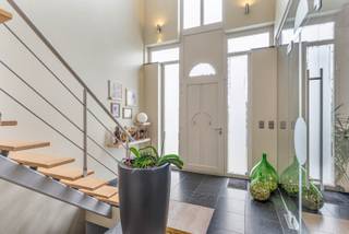 Ontdek deze veelzijdige eigendom bestaande uit een ruime gezinswoning met praktijkmogelijkheden of twee aparte wooneenheden. Ideaal voor wie wonen...