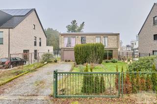 Te renoveren gezinswoning met 5 slaapkamers een perceel van 780 m² in Lommel<br /><br />In een rustige straat in Lommel, op Duinenstraat 44, vinden we deze ruime woning met maar liefst 5 slaapkamers, gelegen op een perceel van 780 m². Een ideale opportuniteit voor wie op zoek is naar ruimte én de vrijheid om een woning volledig naar eigen smaak en materiaalkeuze te renoveren.<br /><br />De woning beschikt over een solide basis en werd reeds deels aangepakt: zo is het platte dak recent vernieuwd en zijn er zonnepanelen aanwezig, wat alvast een mooie meerwaarde biedt op vlak van energie-efficiëntie.<br /><br />Dankzij de grote bewoonbare oppervlakte en het aantal slaapkamers is deze woning uitermate geschikt voor grote gezinnen, samengestelde gezinnen of wie nood heeft aan extra kamers voor bureau, hobby.<br /><br />Hoewel de woning renovatie vereist, biedt dit net een waaier aan mogelijkheden om hier een hedendaagse en comfortabele thuis van te maken, volledig afgestemd op jouw wensen.<br /><br />Troeven op een rij:<br />Perceel van 780 m²<br />5 volwaardige slaapkamers<br />Elektrische installatie CONFORM<br />Zonnepanelen aanwezig<br />Recent vernieuwd plat dak<br />Veel potentieel en indelingsmogelijkheden<br />Rustige ligging in Lommel<br /><br />Meer info of een bezichtiging contacteer ons