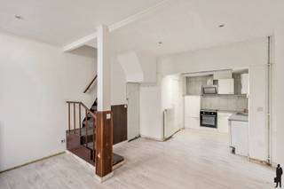 <p><strong>Charmante renovatiewoning op topligging, pal in het centrum van Mechelen.</strong></p>
<p><strong>BEKIJK ZEKER ONZE (VIRTUELE) GRONDPLANNEN EN ATTESTEN VOOR DE INDELING EN EXTRA INFORMATIE.</strong></p>
<p><strong>SPECIFIEKE KENMERKEN:</strong></p>
<ul>
<li>Charmante stadswoning met 2 ruime slaapkamers</li>
<li>Ideaal als starterswoning of interessante investering/opbrengsteigendom</li>
<li>Dak volledig vernieuwd in 2025</li>
<li>Uitstekend gelegen in het bruisende centrum van Mechelen, op wandelafstand van winkels, scholen, openbaar vervoer, horeca en parken</li>
</ul>
<p><strong>TECHNISCHE KENMERKEN:</strong></p>
<ul>
<li>EPC-score: 398 kWh/(m²/jaar) – Label D</li>
<li>Elektrische installatie niet conform het AREI</li>
<li>Asbestveilig</li>
<li>Verwarming op aardgas via radiatoren</li>
<li>Kelder van ca. 16 m²</li>
</ul>
<p><strong>INDELING:</strong></p>
<p><u>Gelijkvloers:</u></p>
<ul>
<li>Leefruimte</li>
<li>Keuken</li>
<li>Badkamer</li>
</ul>
<p><u>Eerste verdieping:</u></p>
<ul>
<li>Eerste slaapkamer van ca. 16 m²</li>
</ul>
<p><u>Tweede verdieping:</u></p>
<ul>
<li>Tweede slaapkamer van ca. 16 m²</li>
</ul>