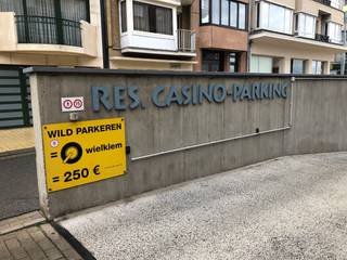 Deze garagebox in residentie <strong>Casino Parking,</strong> gelegen vlakbij de Zeedijk. Een uitstekende opportuniteit op een TOPlocatie, ideaal voor wie extra parkeerruimte zoekt.<br /><br />Kenmerken:
<ul>
<li>Gelegen op de -1 </li>
<li>Afmetingen: hoogte 1,90m - breedte 2,35m - diepte 5,15m </li>
<li>Onmiddellijk beschikbaar</li>
<li>De garagebox wordt verhuurd op jaarbasis, huurprijs te betalen per jaar = € 2.000,-</li>
</ul>
<br /><br />Interesse? Neem vandaag nog contact op en plan uw bezoek!
