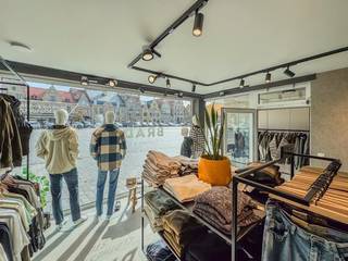 Dit handelsgelijkvloers, op commerciële toplocatie op de Grote Markt heeft volgende indeling:<br /><br />INDELING:<br />Commerciële handelsruimte - stadskoer - kitchenette met apart toilet - stockageruimte - garage. (Leveringen mogelijk via Sint-Niklaasstraat)<br /><br />ALGEMEEN:<br />- Uiterst commerciële ligging!<br />- EPB van toepassing.<br />- Grote raampartijen!<br />- Vrij vanaf 01/04/2027! <br />- Topligging in Centrum Diksmuide<br />- Vele mogelijkheden!<br /><br />Meer info op www.vastgoedvanoverschelde.be